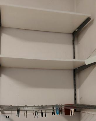 scaffalatura con mensole e stendipanni