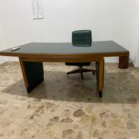 Scrivania con sedia completa di due mobili