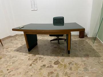 Scrivania con sedia completa di due mobili