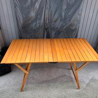 Tavolo pieghevole in legno stile campeggio