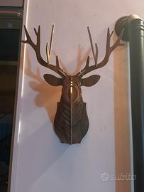 Decorativa testa di cervo in legno