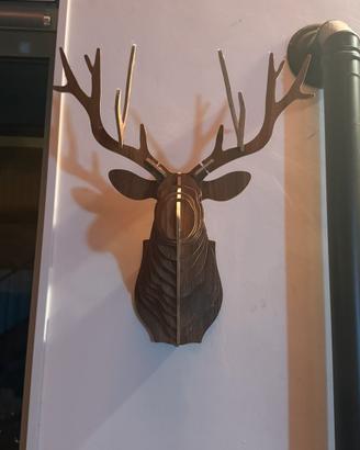 Decorativa testa di cervo in legno