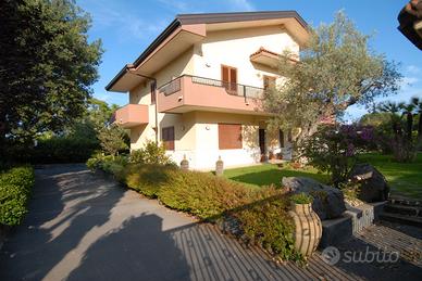 Villa bifamiliare + mansarda Mascalucia