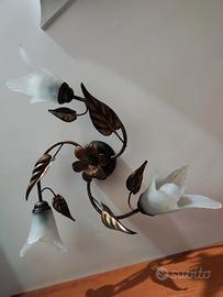 lampadario ferro battuto e fiori 