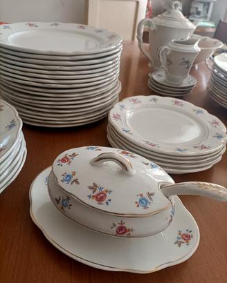Piatti e tazzine in ceramica 