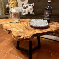 tavolino in legno d'ulivo e resina epossidica 