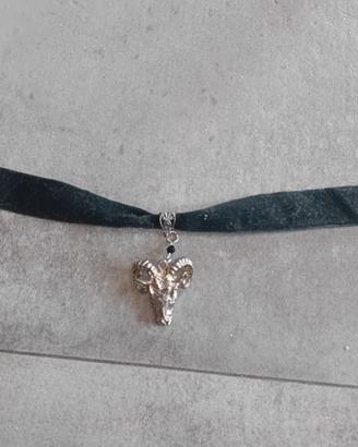 collana con ciondolo esoterico