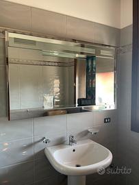 Specchio bagno con luce e presa integrata 130 cm