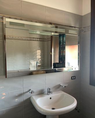 Specchio bagno con luce e presa integrata 130 cm