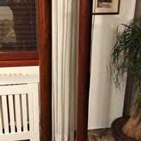 Coppia di lampioni su colonnine in legno massello