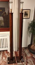 Coppia di lampioni su colonnine in legno massello