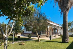 Splendida villa a Nettuno con terreno edificabile