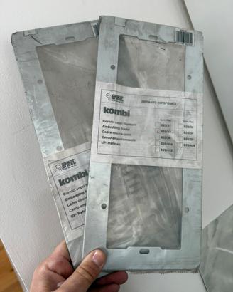 URMET KOMBI 825/33 - CORNICI COPRI FILOMURO