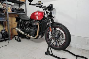 Triumph Street Twin 900 Cranberry Red
