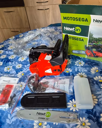 motosega a motore nuova di zecca