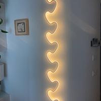 Lampada da parete di design contemporaneo.