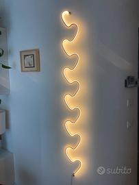Lampada da parete di design contemporaneo.