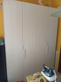 Cameretta con armadio e letto con ponte