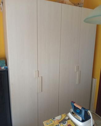 Cameretta con armadio e letto con ponte