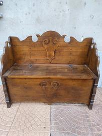 cassapanca con attaccapanni arte povera