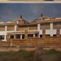 Villa bifamiliare panoramica con ampio terreno