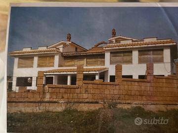 Villa bifamiliare panoramica con ampio terreno