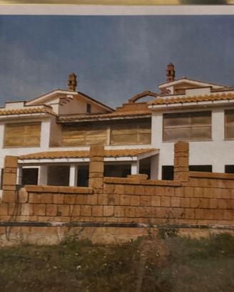 Villa bifamiliare panoramica con ampio terreno