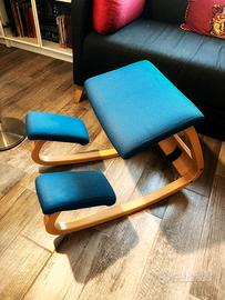 Sedia ergonomica Stokke in legno con cuscini blu