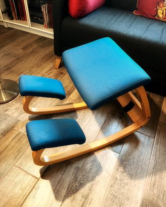 Sedia ergonomica Stokke in legno con cuscini blu