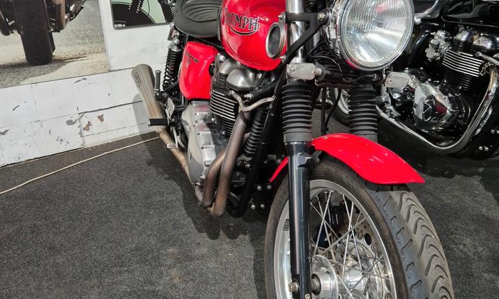 Triumph thruxton 900 red