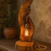 Lampada da tavolo artigianale in legno