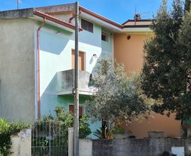 Abbasanta, ampia casa su più livelli, arredata