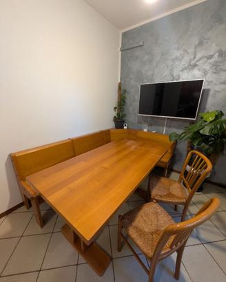 Tavolo con cassapanca ad angolo + 5 sedie + 2 sgab