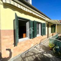 CASA SEMINDIPENDENTE A CARAVONICA