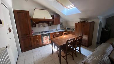 Cucina ad angolo in legno massello di noce