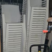 sedie bianche e tavoli bianchi da esternoi