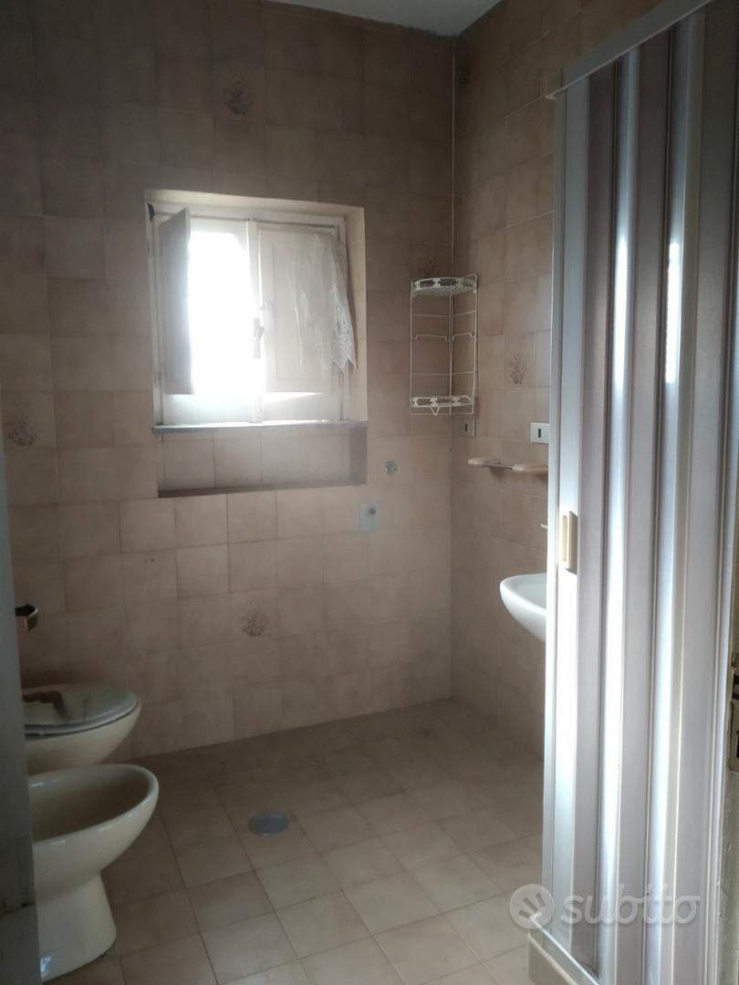 Casa in campagna e vecchio rudere - Vista 2