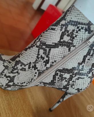 stivaletti GUESS Pitonati