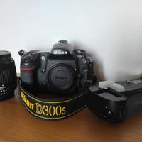 Nikon D300s con 9644 scatti e molti accessori
