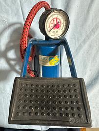 Pompa gonfiaggio a pedale