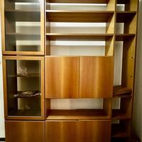 Libreria autoportante bifacciale in legno
