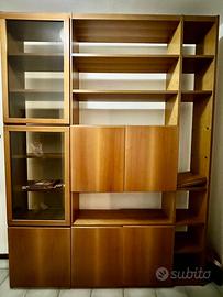 Libreria autoportante bifacciale in legno