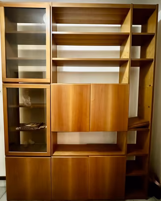 Libreria autoportante bifacciale in legno
