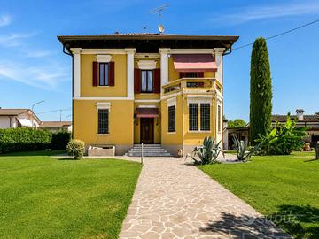 Villa di 435 m² con più di 5 locali e box auto dop