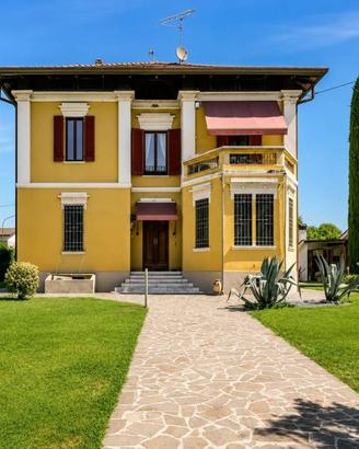 Villa di 435 m² con più di 5 locali e box auto dop