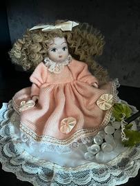 Bambolina in porcellana con vestito rosa antico