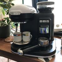 Macchina da caffè espresso con macinacaffè