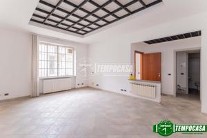 LUMINOSO LABORATORIO IN CORTE SENZA SPESE CONDOMIN