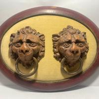 Antiche maniglie con teste di leone in legno