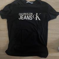 Jeans, tute, e magliette